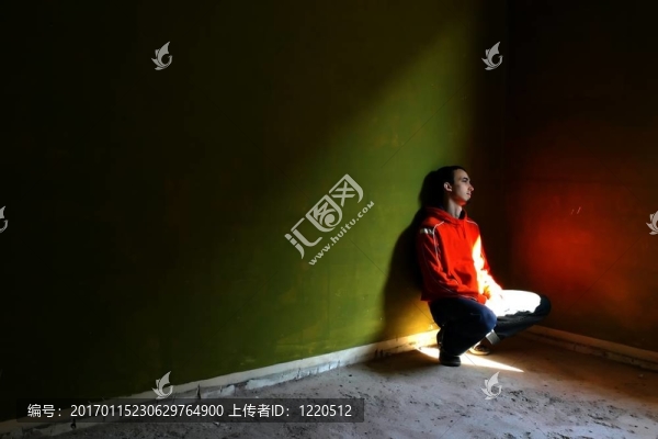 在一個(gè)空房間里的男孩