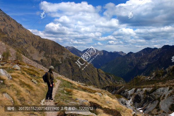 女孩遠足和山地景觀