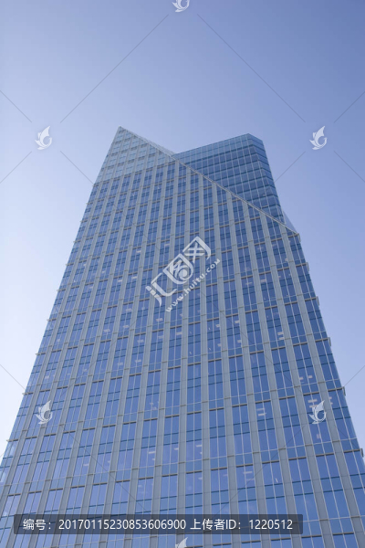藍(lán)色天空的藍(lán)色玻璃塔