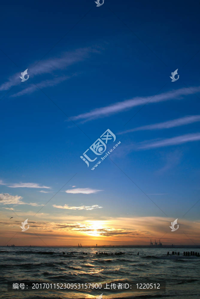 在炎熱的夏天的一天結(jié)束的日落