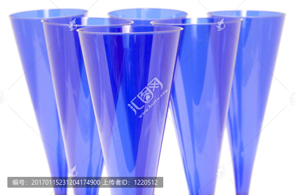 在白色塑料燒杯