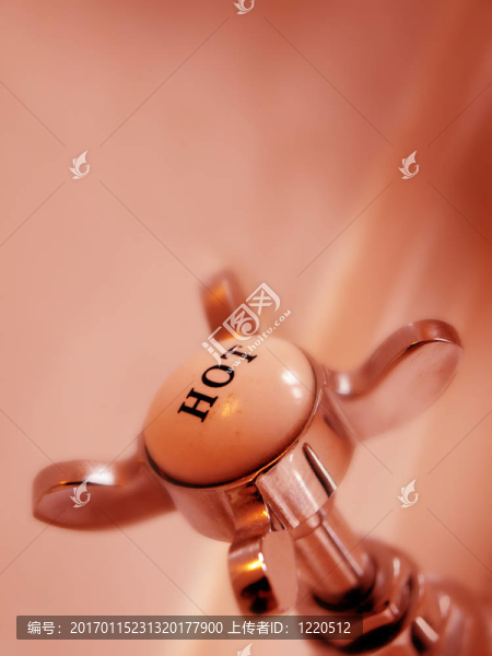 紅色老式風(fēng)格的熱水水龍頭抽象的形象