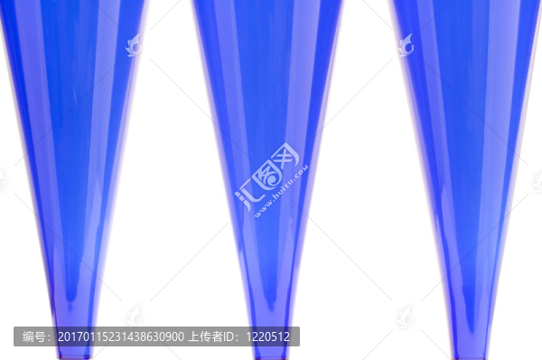 藍(lán)色的酒杯