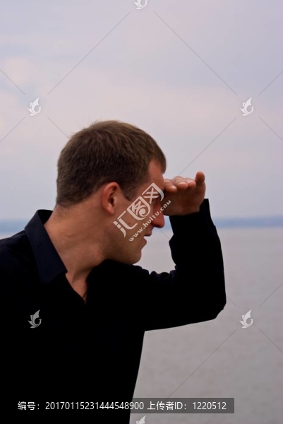 年輕瀟灑的男人