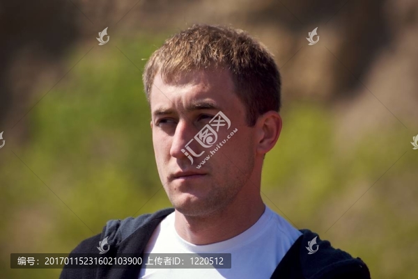 年輕瀟灑的男人