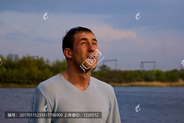 年輕瀟灑的男人