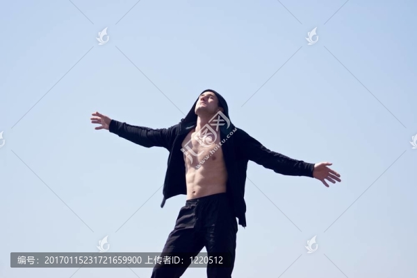 運動員有裸胸的罩