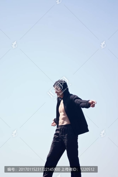 運動員有裸胸的罩
