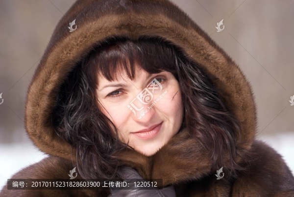毛皮中的年輕女人