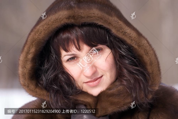 毛皮中的年輕女人