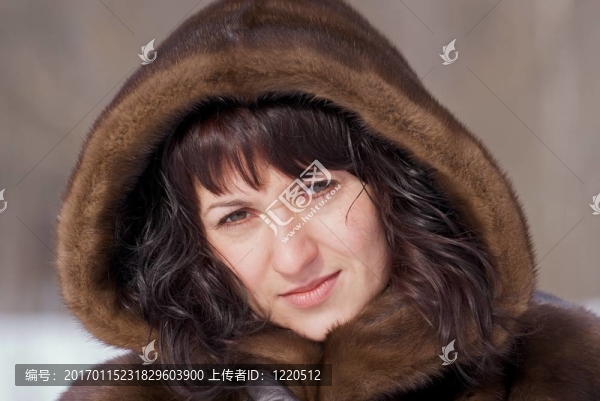 毛皮中的年輕女人