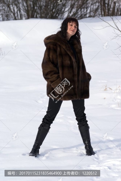 毛皮中的年輕女人