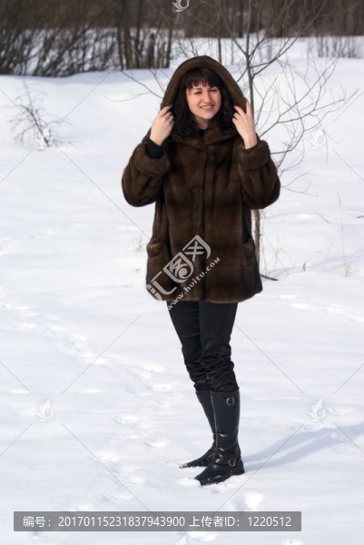 毛皮中的年輕女人