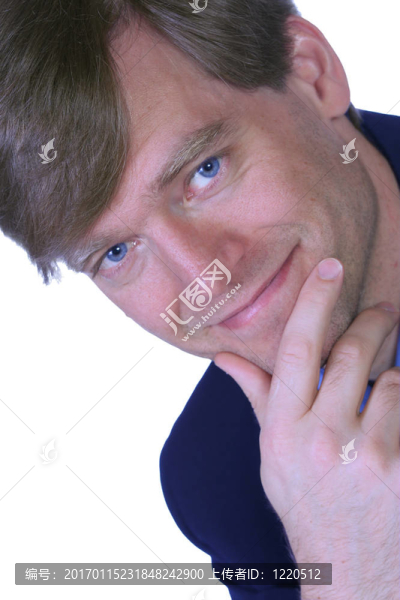 英俊的商人微微一笑；下巴上戴著下巴