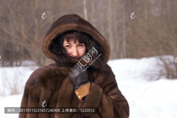 毛皮中的年輕女人