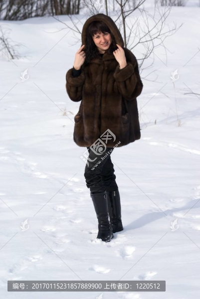毛皮中的年輕女人