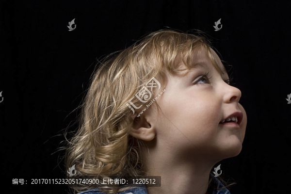 小孩抬頭