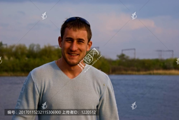 年輕瀟灑的男人