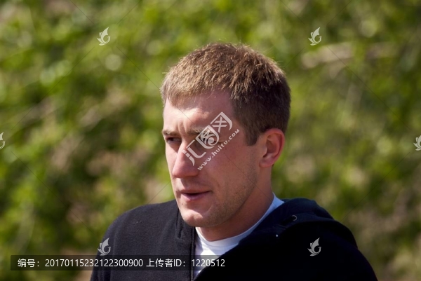年輕瀟灑的男人