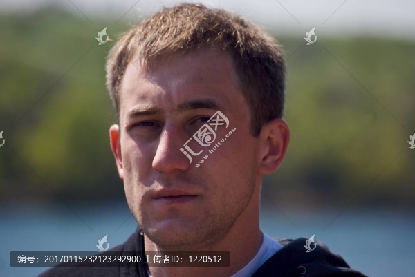 年輕瀟灑的男人