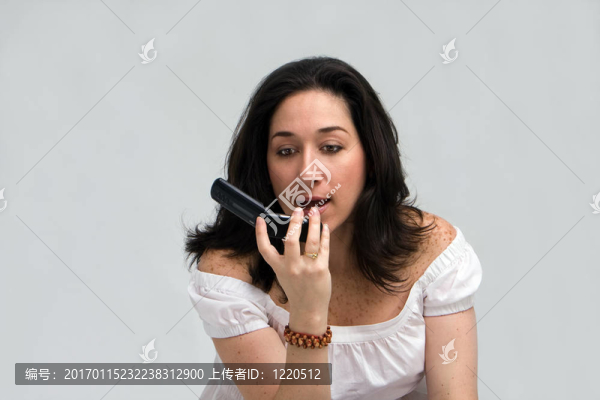 女人在電話里大喊大叫