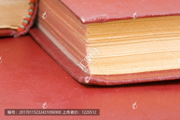 滿是灰塵的書