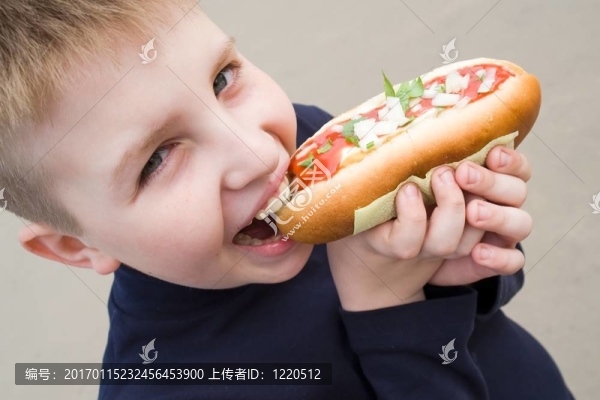 大三明治的小男孩