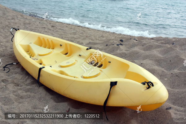 獨(dú)木舟在沙灘上