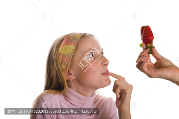 女孩看了看一只手
