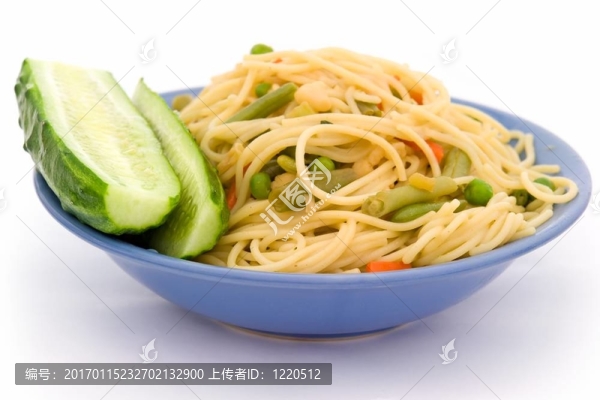 意大利面條和綠色黃瓜