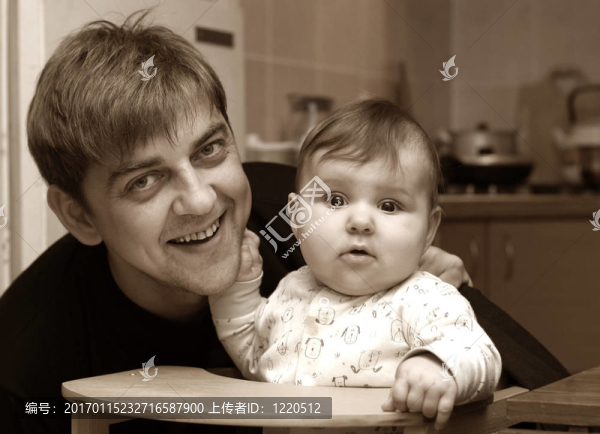 爸爸帶著一個(gè)小女兒