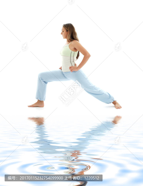 戰(zhàn)士戰(zhàn)士姿態(tài)的白色沙灘