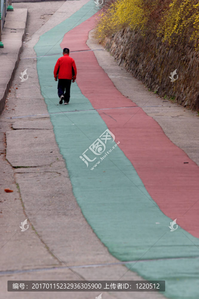 走在橡膠的道路上。