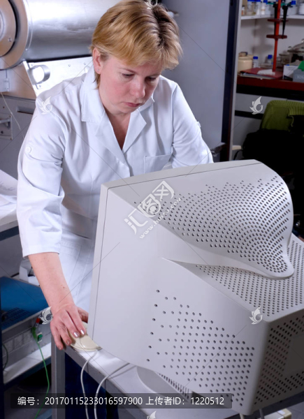 在實(shí)驗(yàn)室工作-匯圖網(wǎng) www.fosd68.com 在實(shí)驗(yàn)室工作