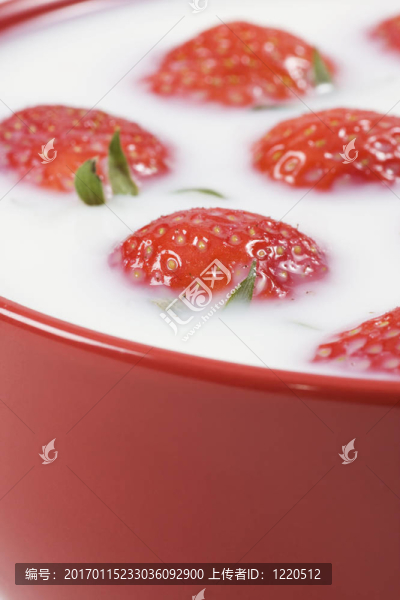 草莓牛奶