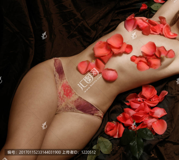 女人覆蓋著玫瑰花的花瓣