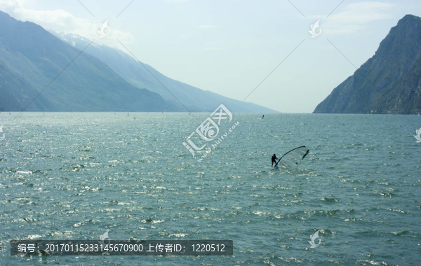 沖浪在加爾達湖