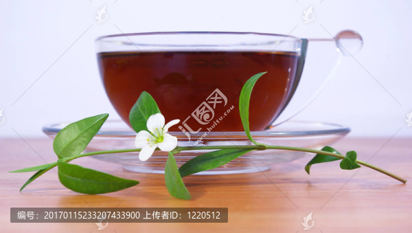 春天的花朵和紅茶的花束