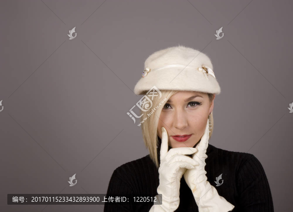 戴著毛皮帽子和兩個白色手套的金發(fā)女郎