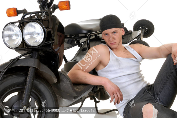 男孩和他的摩托車