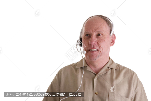 男子與電話耳機(jī)在棕色襯衫