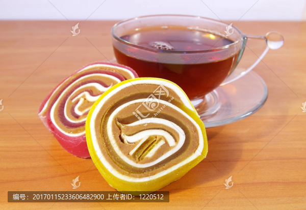 五顏六色的水果糖果和茶