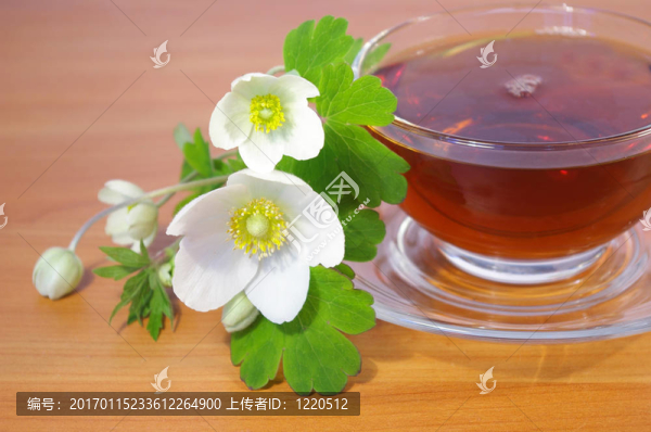 春天的花朵和茶的花束