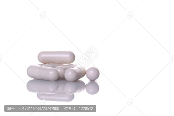 白色背景下分離的藥丸