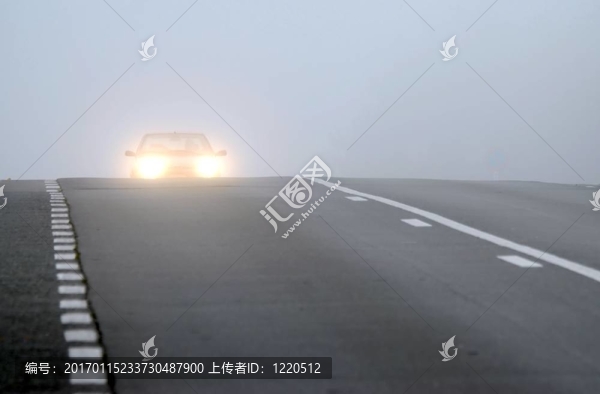 透過霧出現(xiàn)的汽車-匯圖網(wǎng) www.fosd68.com 透過霧出現(xiàn)的汽車