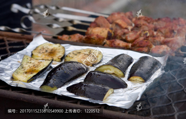 在燒烤架上