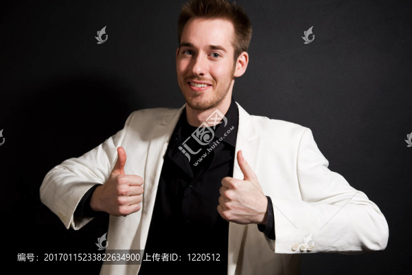豎起大拇指