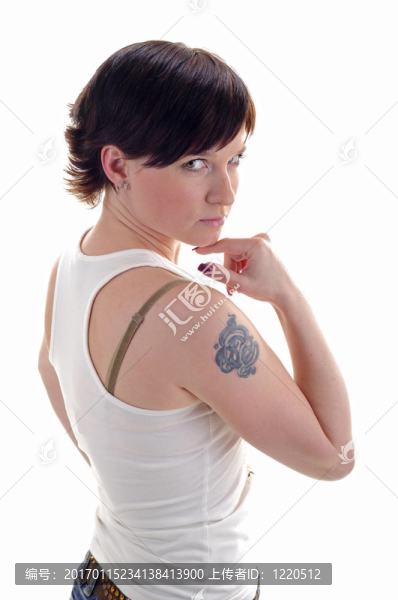 她肩膀上有紋身的女人