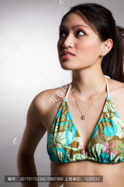 比基尼的亞洲女人