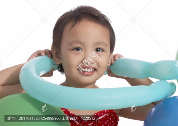 小孩抱氣球